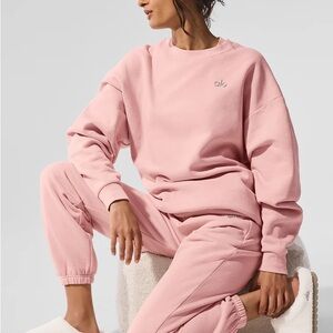 Alo Yoga ACCOLADE CREW NECK
PULLOVER - Pink Quartz